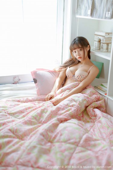 含着她两个硕大的乳峰A片